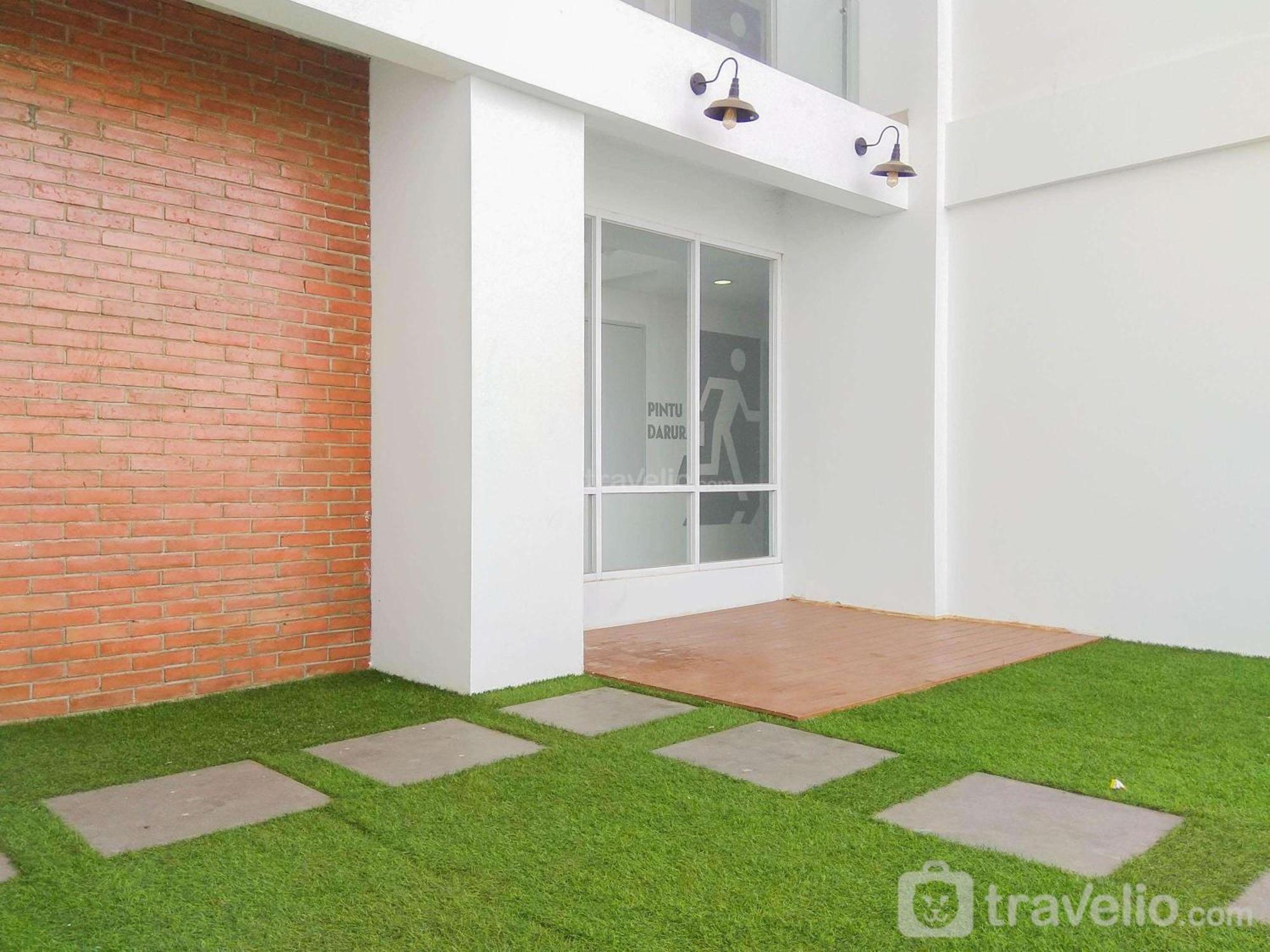Comfy And Minimalist 1br Patraland Urbano Near Station By Travelio Apartemen